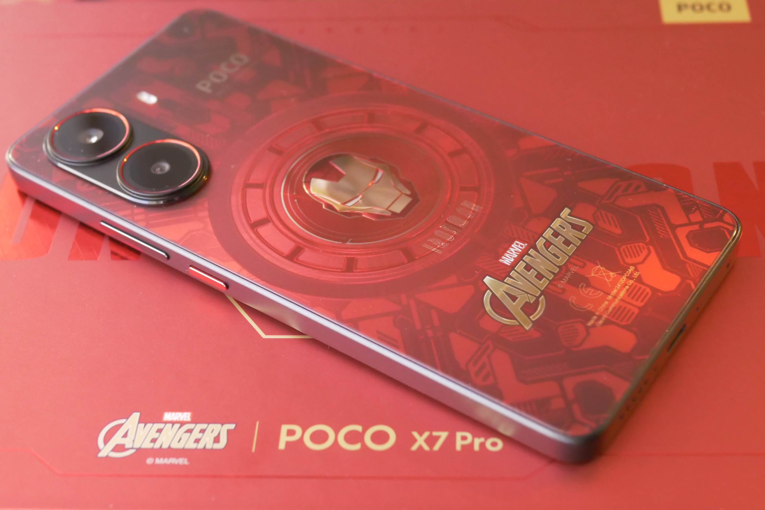 L'arrière du Poco X7 Pro - Iron Man Edition.