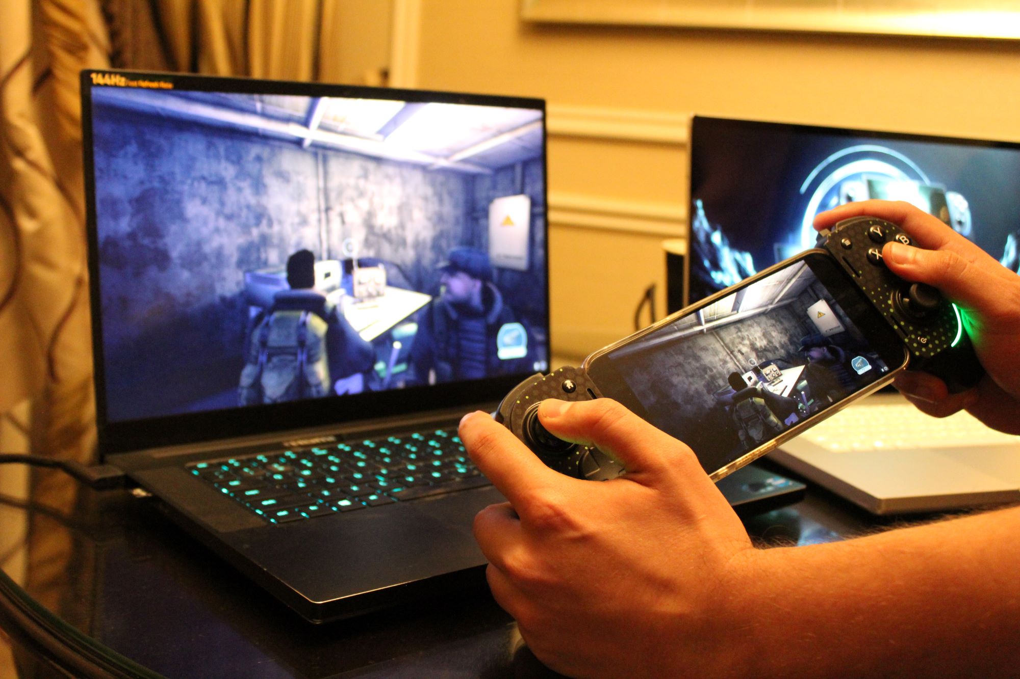 Un jugador hace una demostración de Razer Remote Play en un dispositivo móvil.