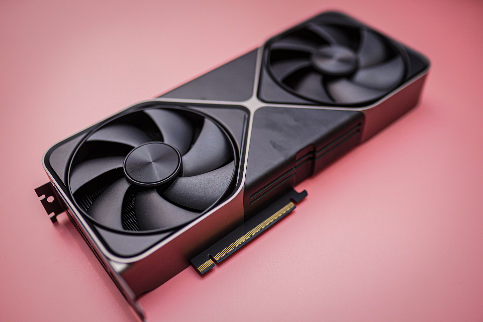 El RTX 5080 sobre un fondo rosa.