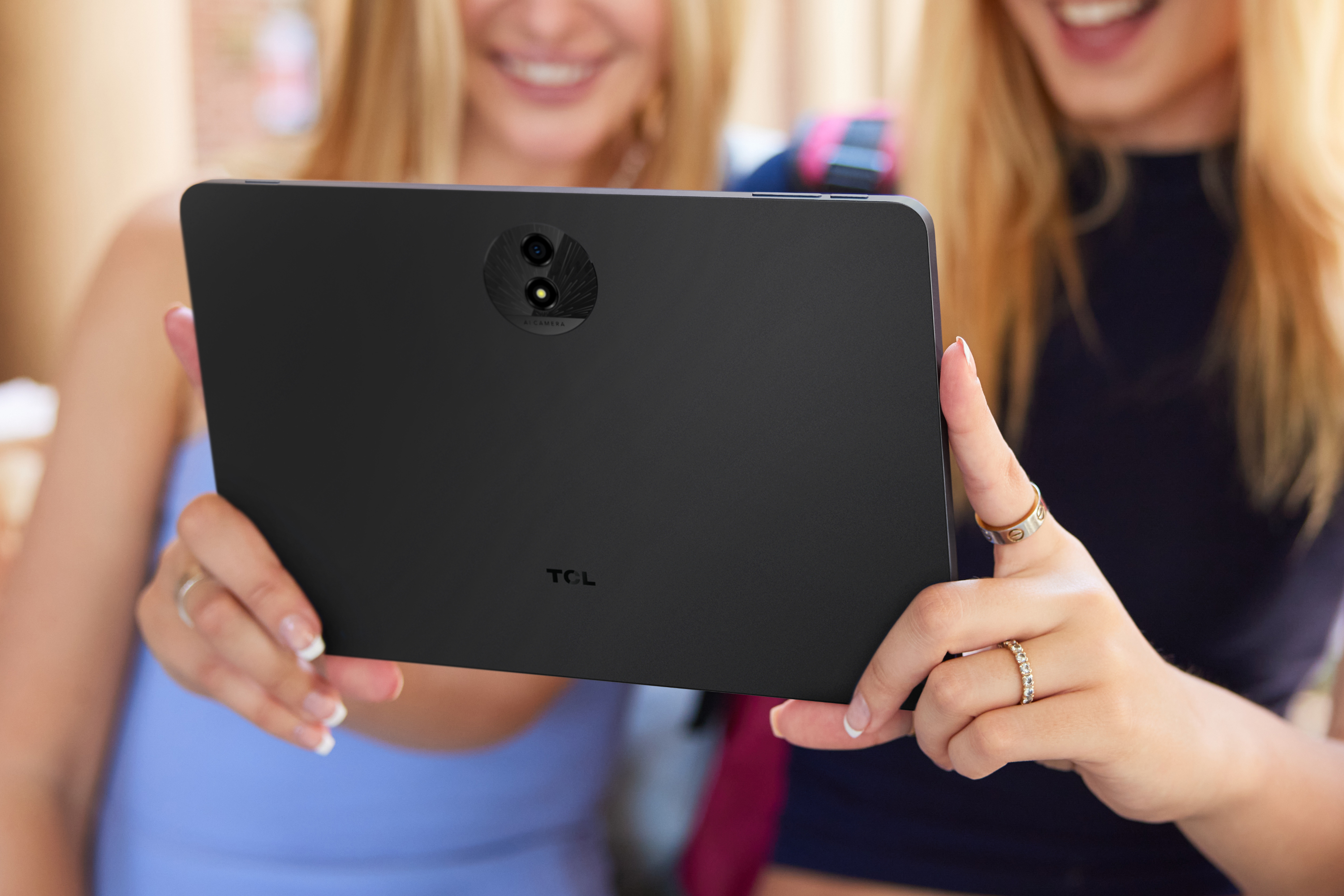 Alguien sosteniendo la tableta TCL Nxtpaper 11 Plus.