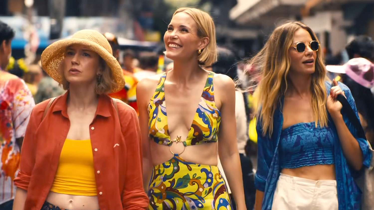 Tres damas vestidas para caminar en verano en la temporada 3 de The White Lotus.