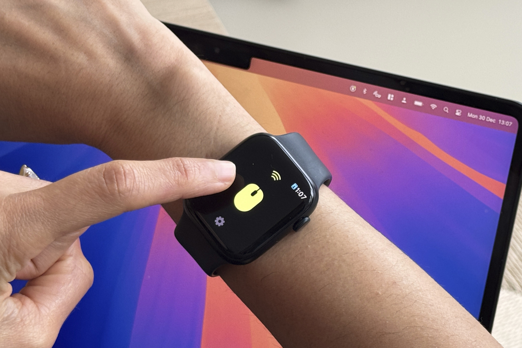 Personne utilisant l'application WowMouse sur son Apple Watch.