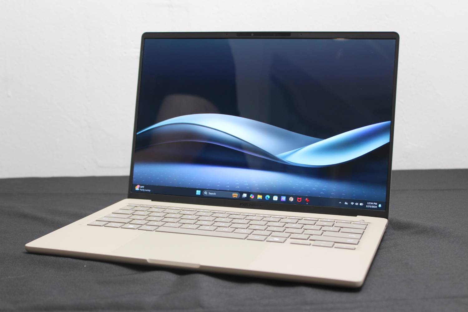 Das Zenbook A14 auf einem schwarzen Tisch.