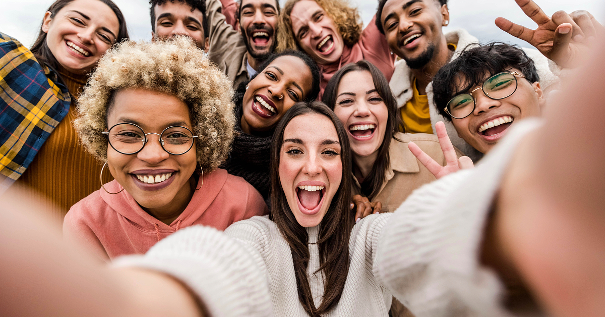 Vielfältige Gruppe von Menschen, die ein Selfie machen