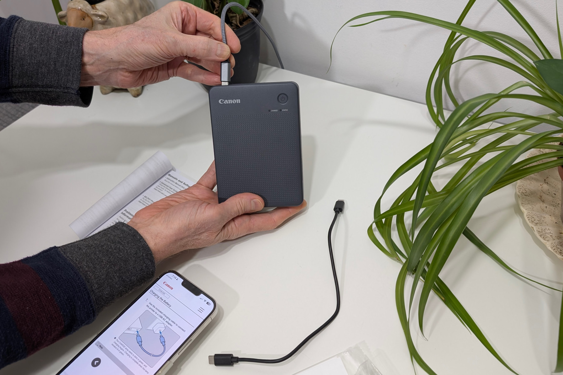 Canon legt dem Selphy QX20 ein kurzes USB-Kabel bei, es funktioniert jedoch mit einem Standard-USB-C-Kabel und Ladegerät.