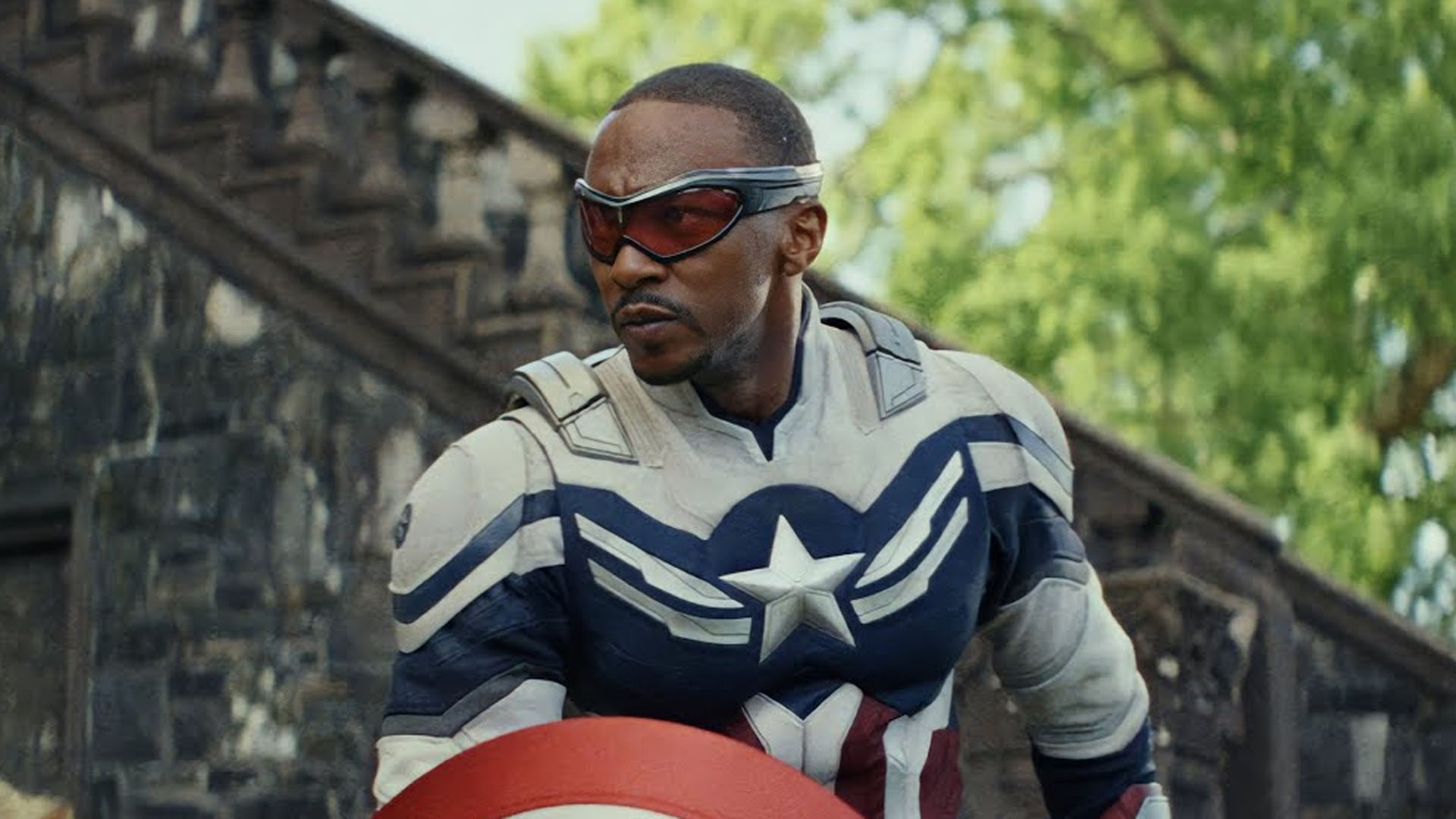 Anthony Mackie se pose de façon spectaculaire en Captain America dans une photo du film "Captain America: Brave New World".