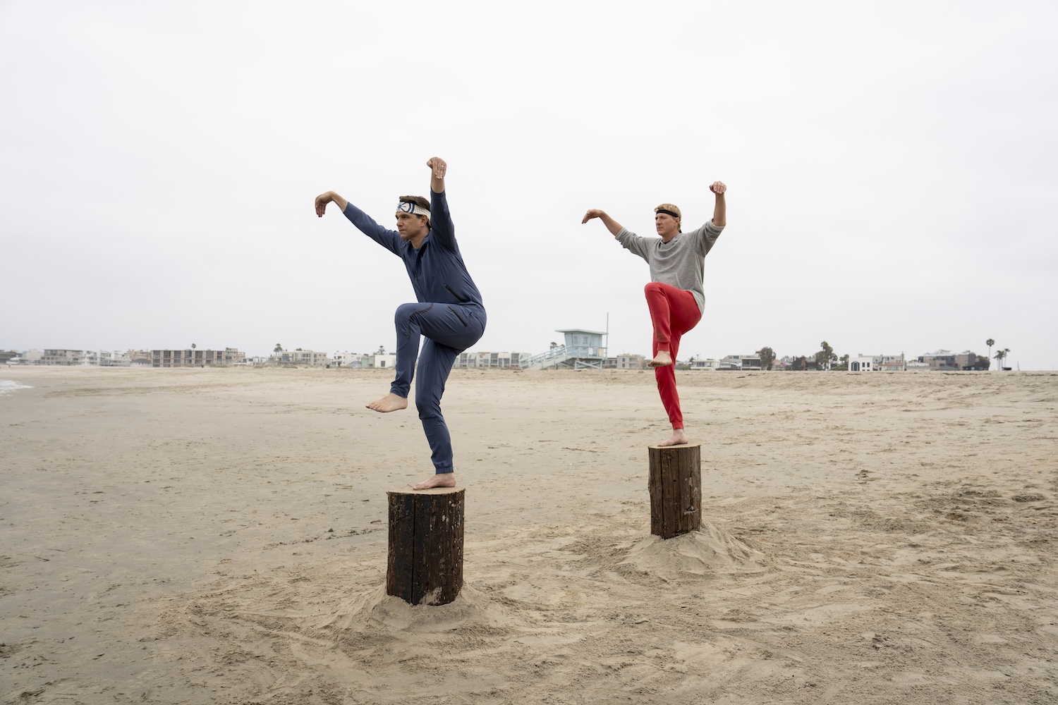 Daniel et Johnny se tiennent sur des souches et donnent des coups de pied dans la saison 6 de Cobra Kai.