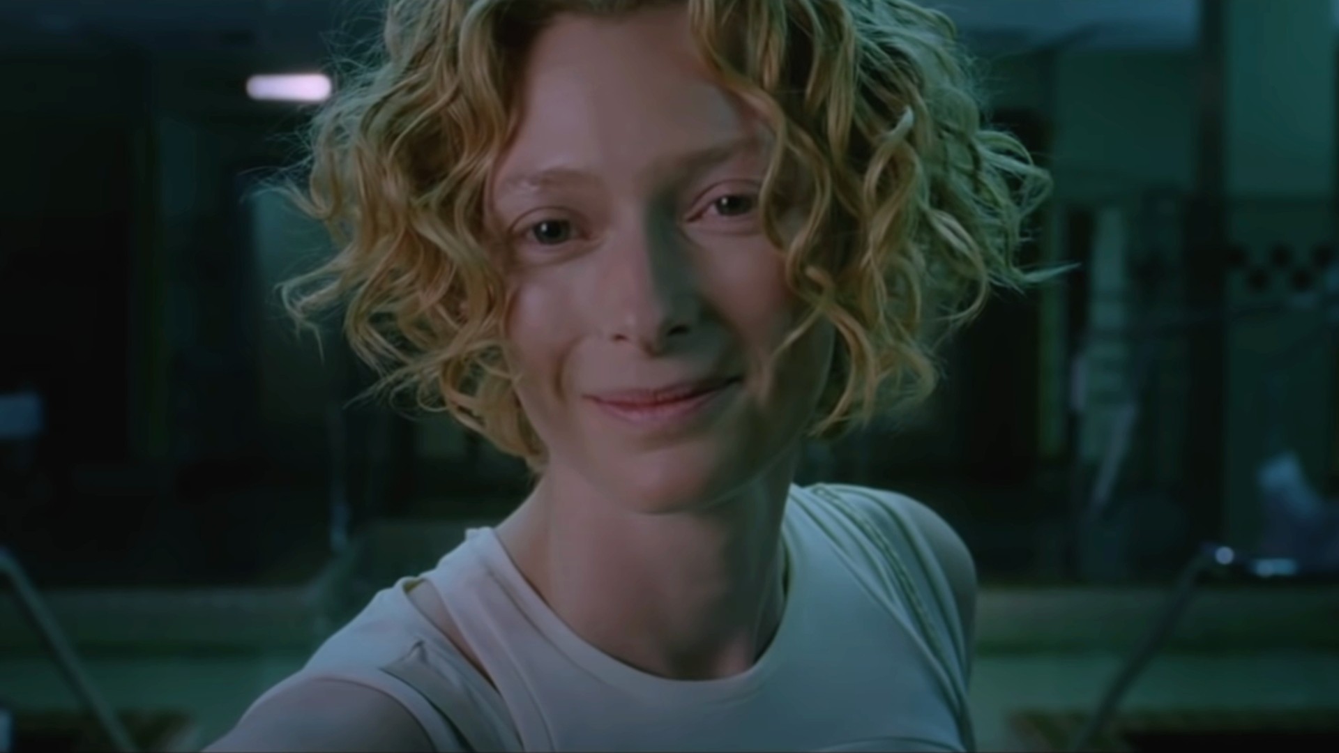 Une jeune Tilda Swinton aux cheveux blonds sourit en gros plan dans une photo du film Constantine.