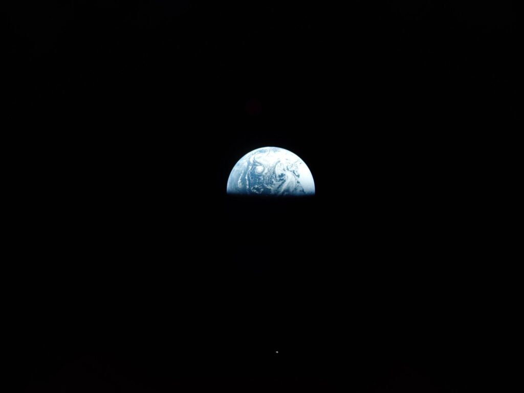 Poco después de la inyección translunar, el módulo de aterrizaje lunar Blue Ghost de Firefly capturó una imagen de la Tierra con la Luna debajo en la distancia.