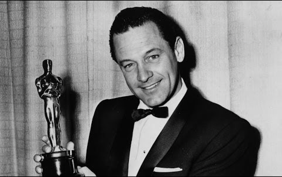 William Holden remporte le prix du meilleur acteur lors de la 26e cérémonie des Oscars.