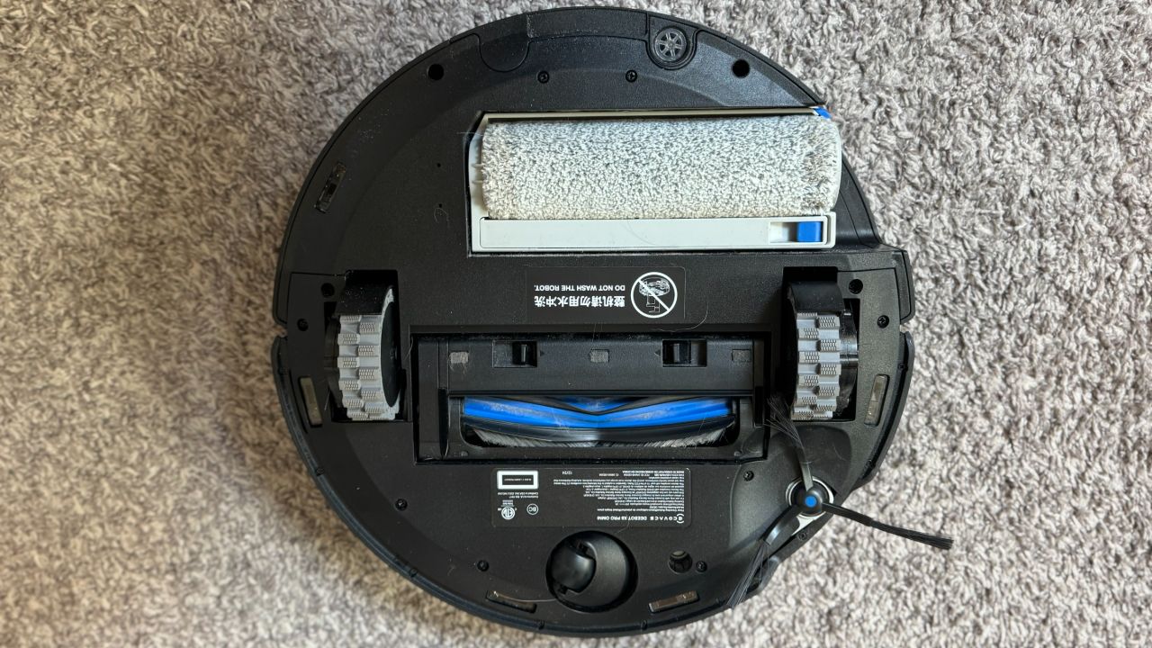 Die Unterseite des Ecovacs Deebot X8 Pro Omni