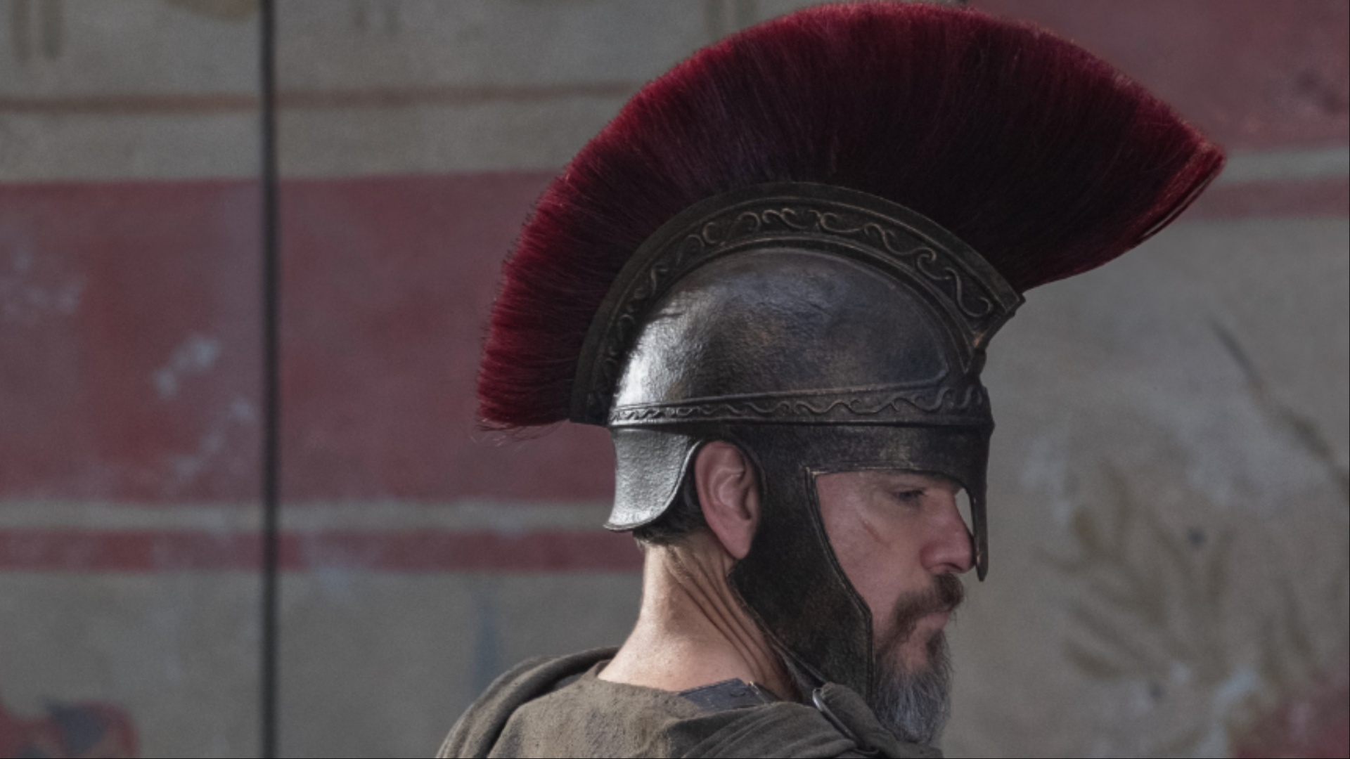 Matt Damon starrt mit Helm.