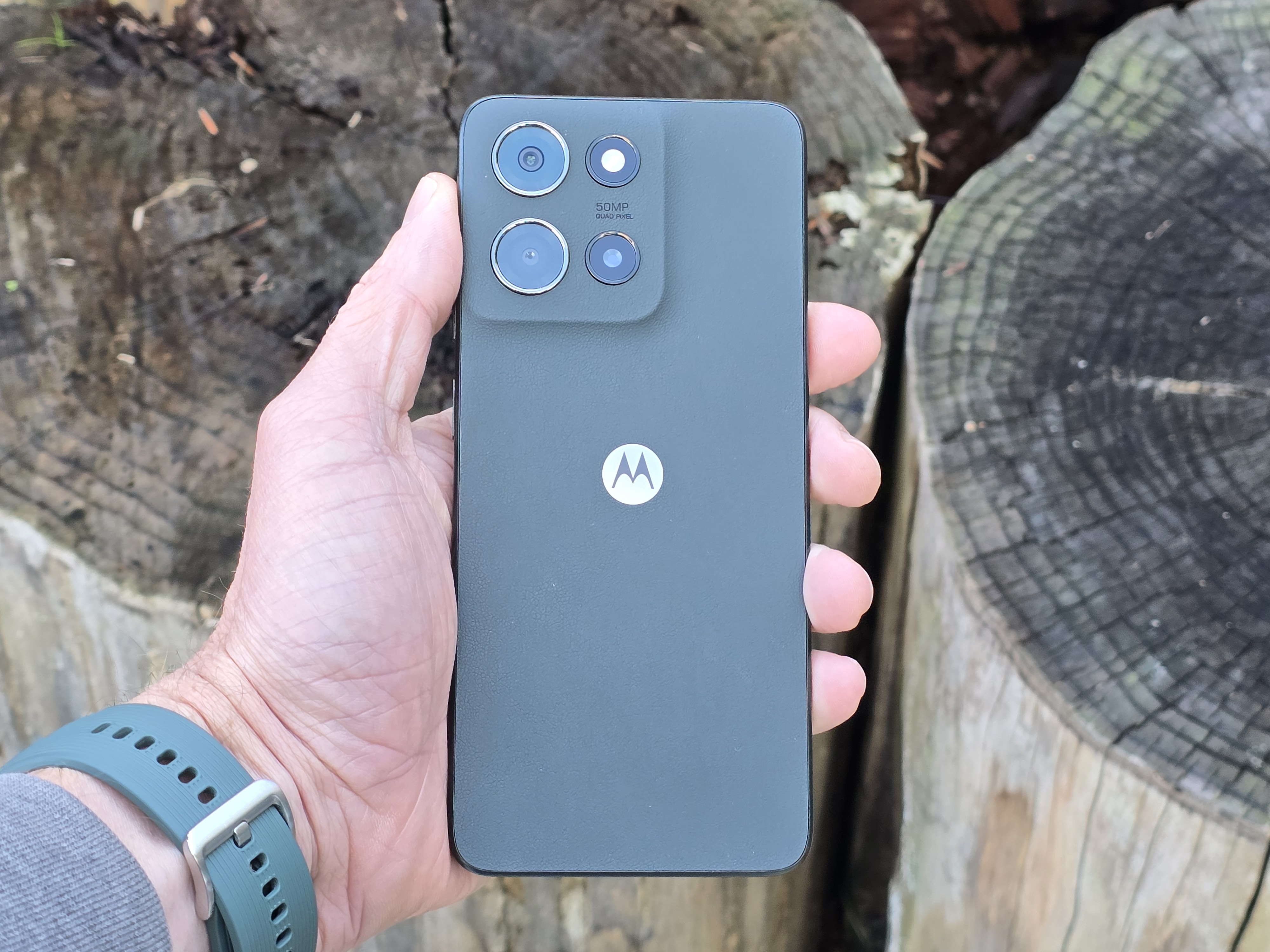 Moto G 2025 diseño trasero completo en mano