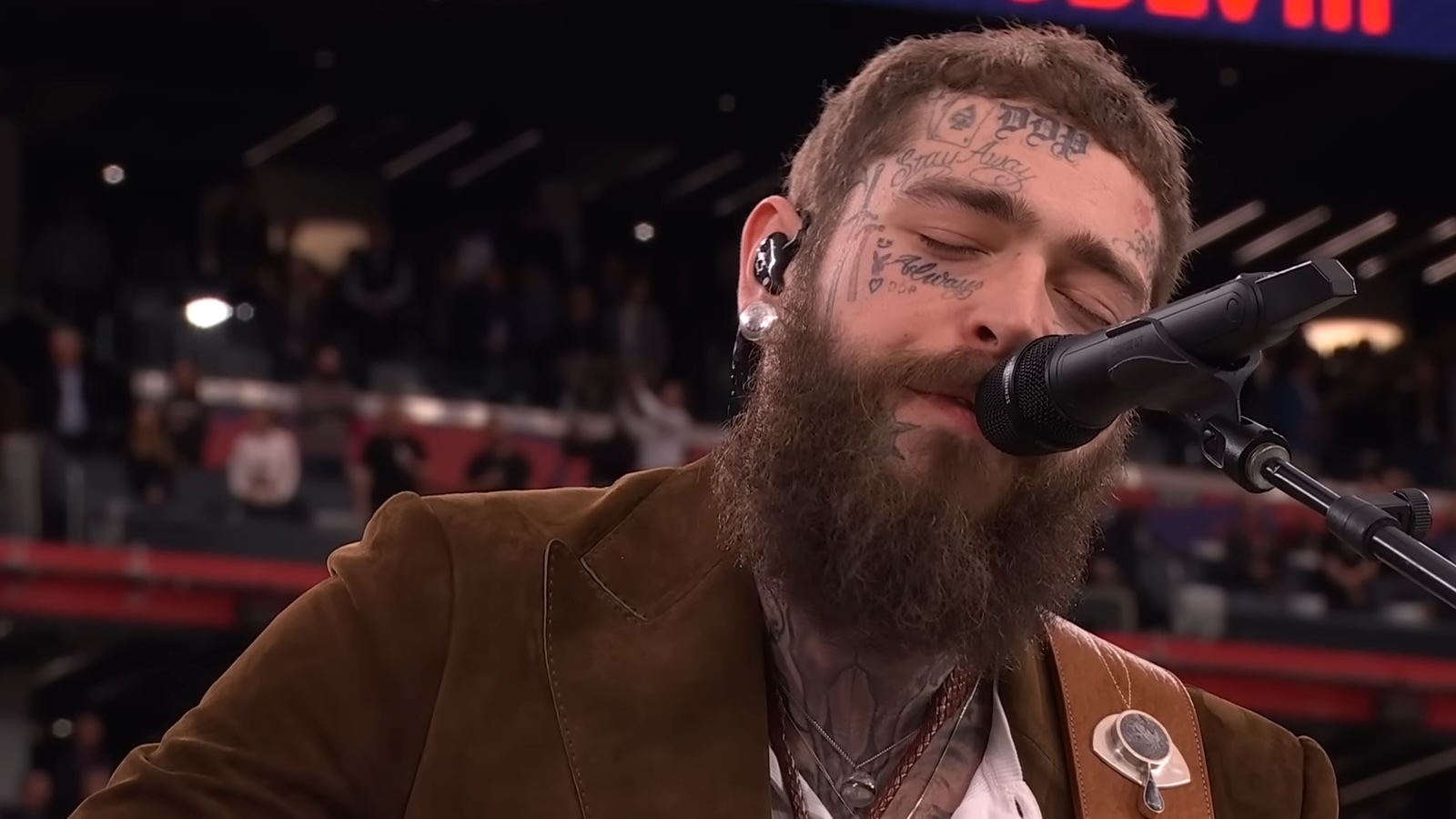 Post Malone cantando "America the Beautiful" en el Super Bowl LVIII en 2024.