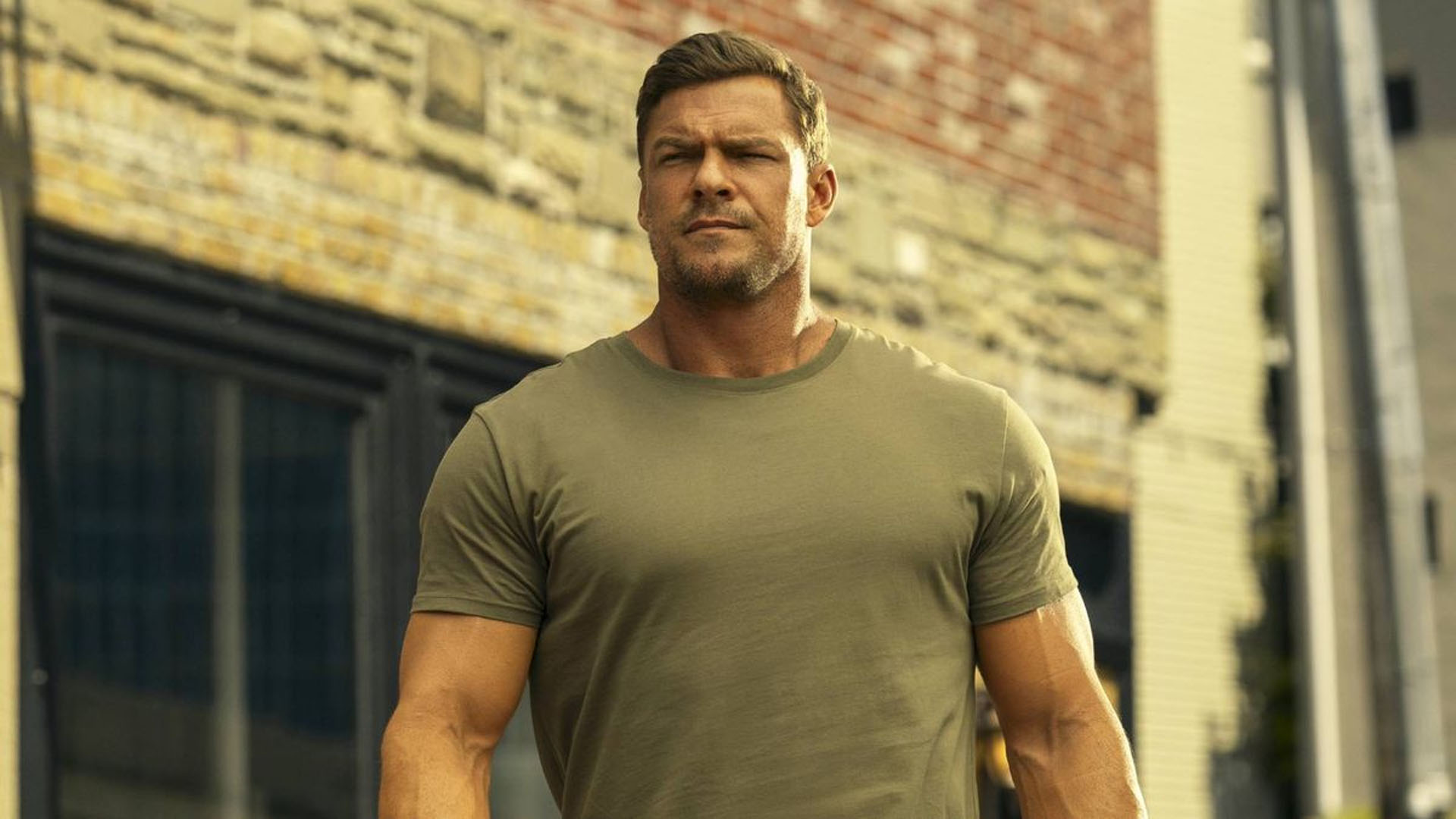 Alan Ritchson na terceira temporada de Reacher.