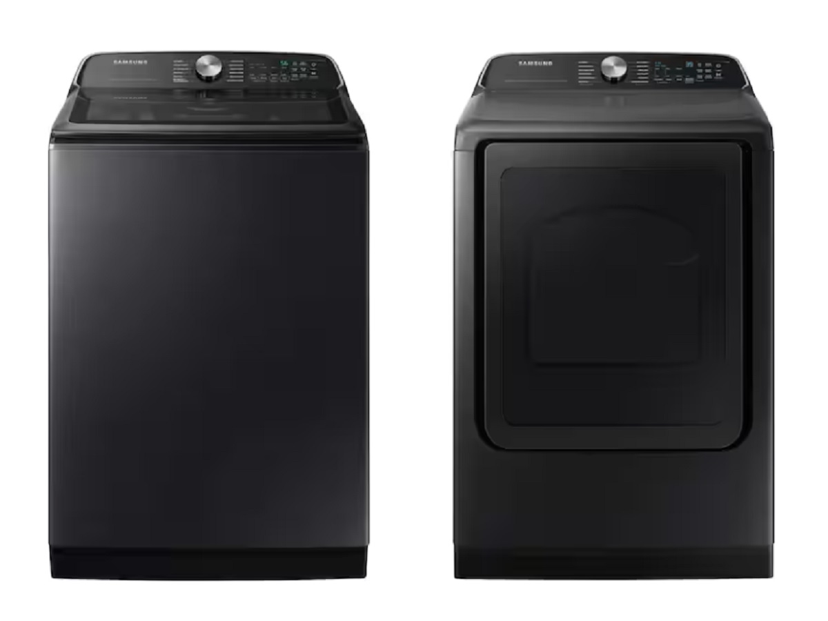 Le Samsung 5,5 Cu. Fort. Laveuse intelligente à chargement par le haut et 7,4 Cu. Fort. Sèche-linge électrique intelligent sur fond blanc.