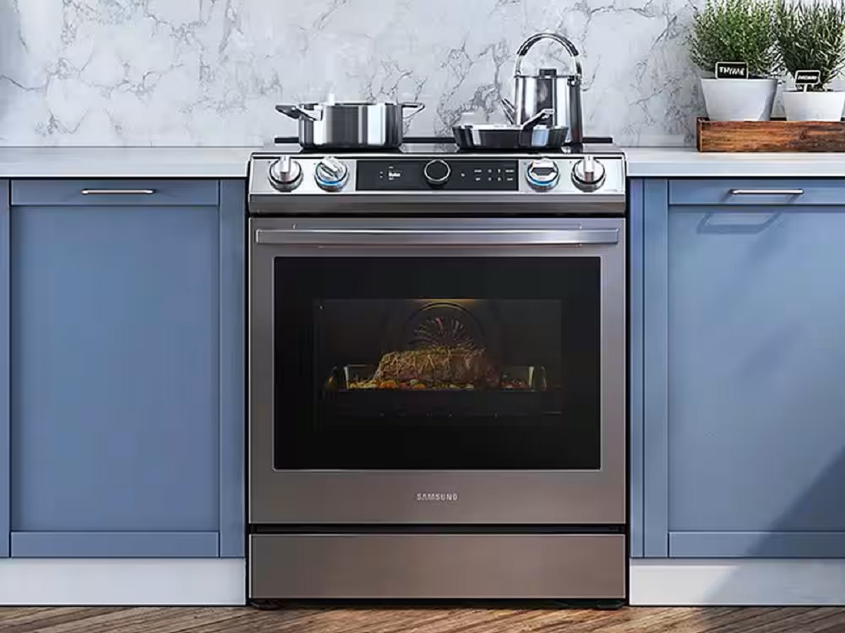 Le Samsung - 6,3 cu. Cuisinière à induction encastrable de 30 pi3 dans la cuisine.