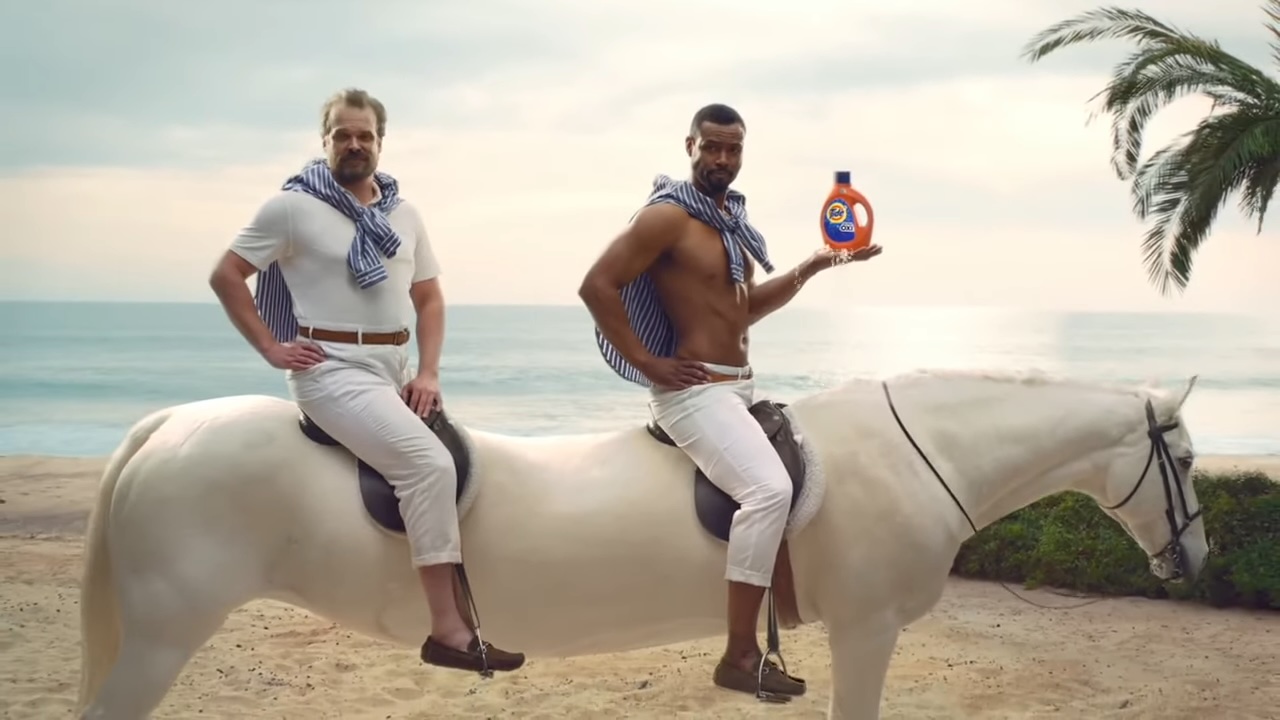 David Harbour e Isaiah Mustafa a cavalo em um anúncio da Tide.