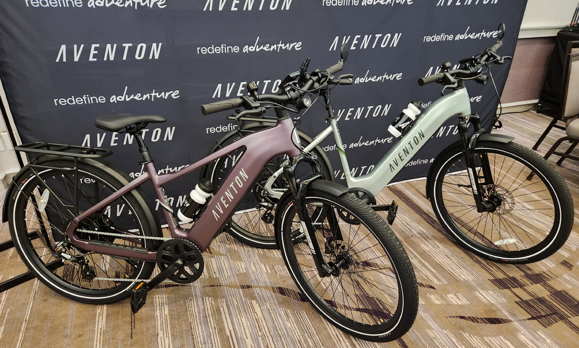 Два электронных велосипеда Aventon Level 3 на пресс-конференции перед запуском.