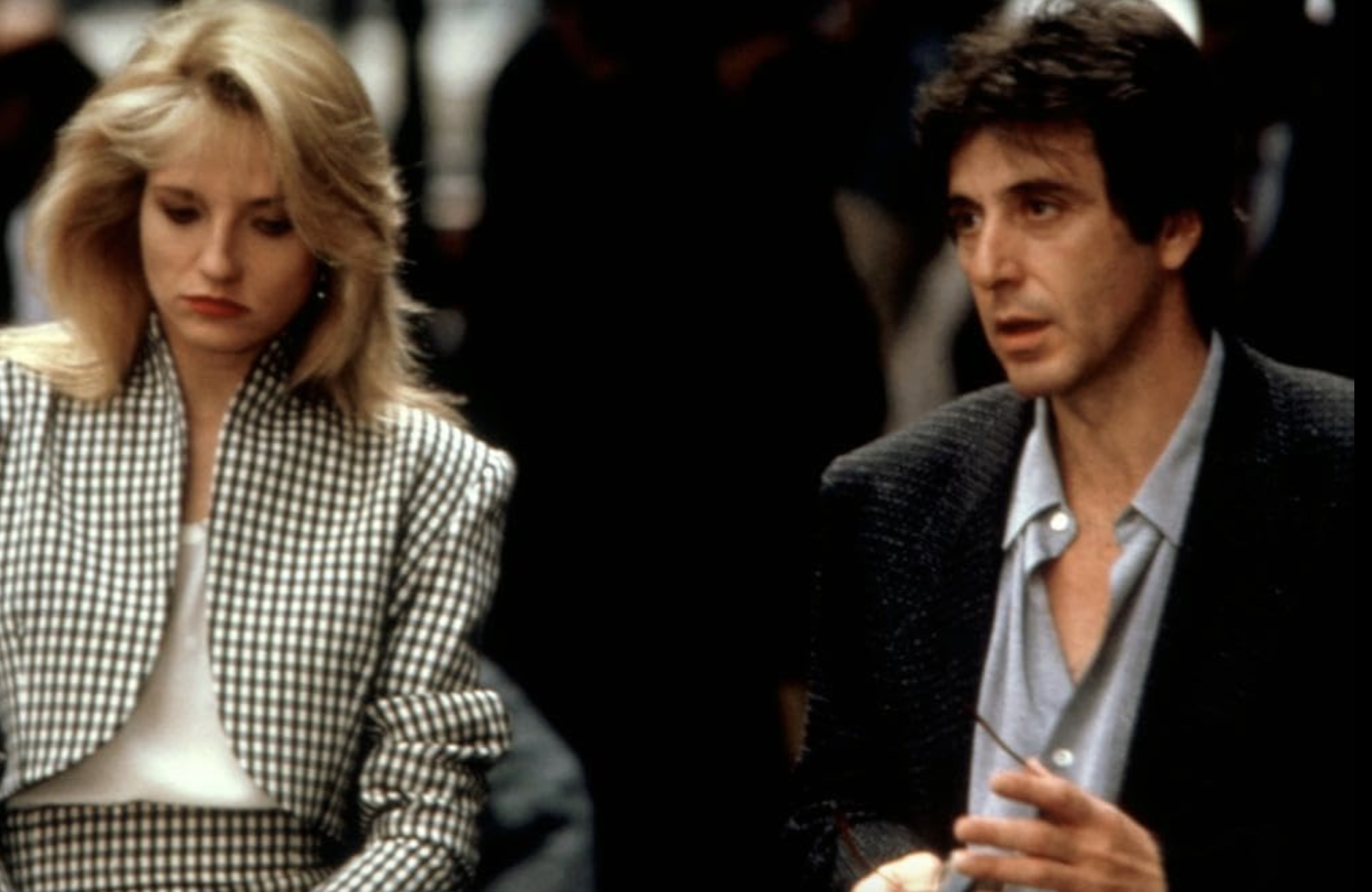 Al Pacino se tient à côté d'une femme dans Sea of ​​Love.