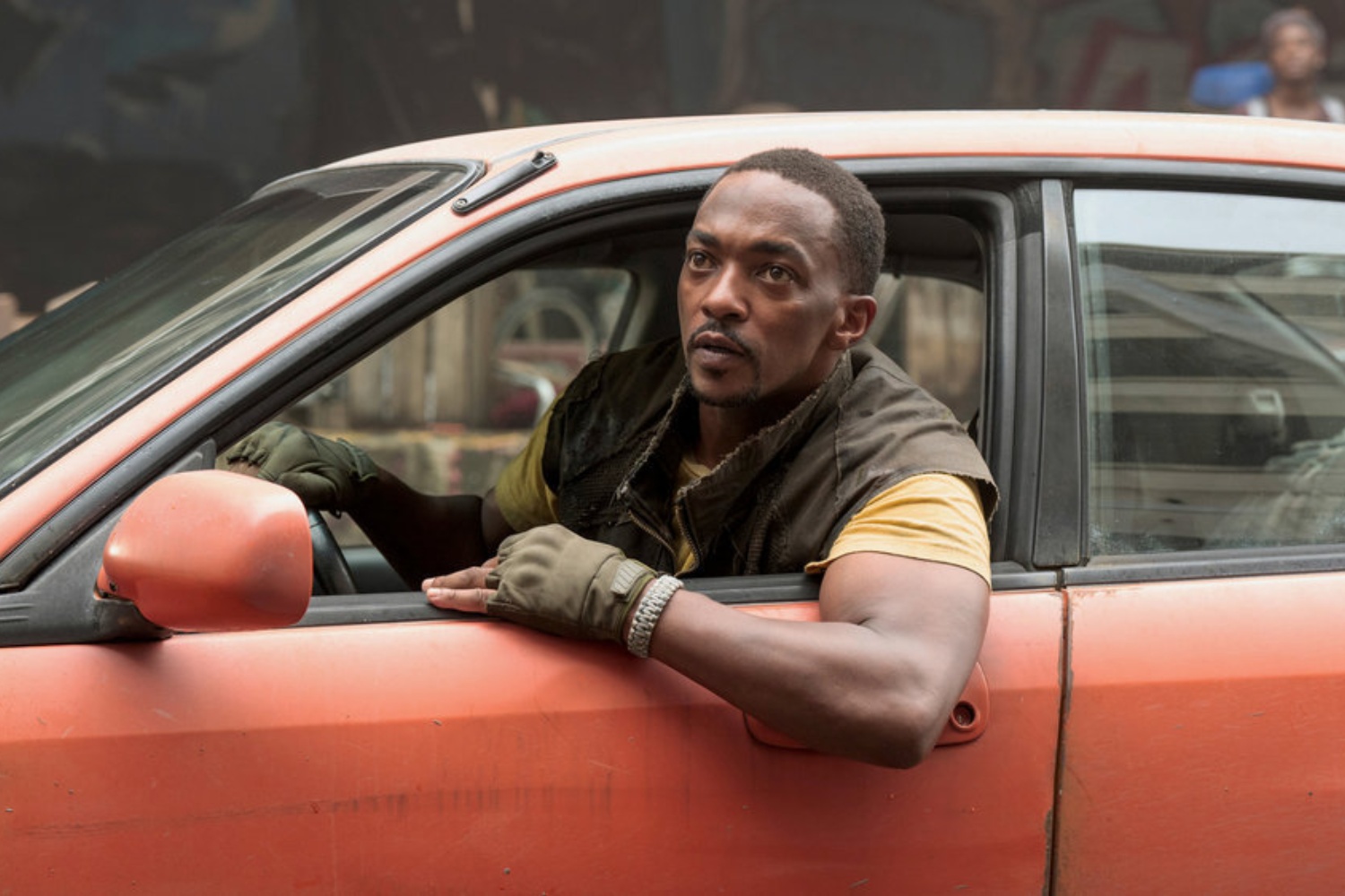 Anthony Mackie steigt in Twisted Metal aus seinem Auto.