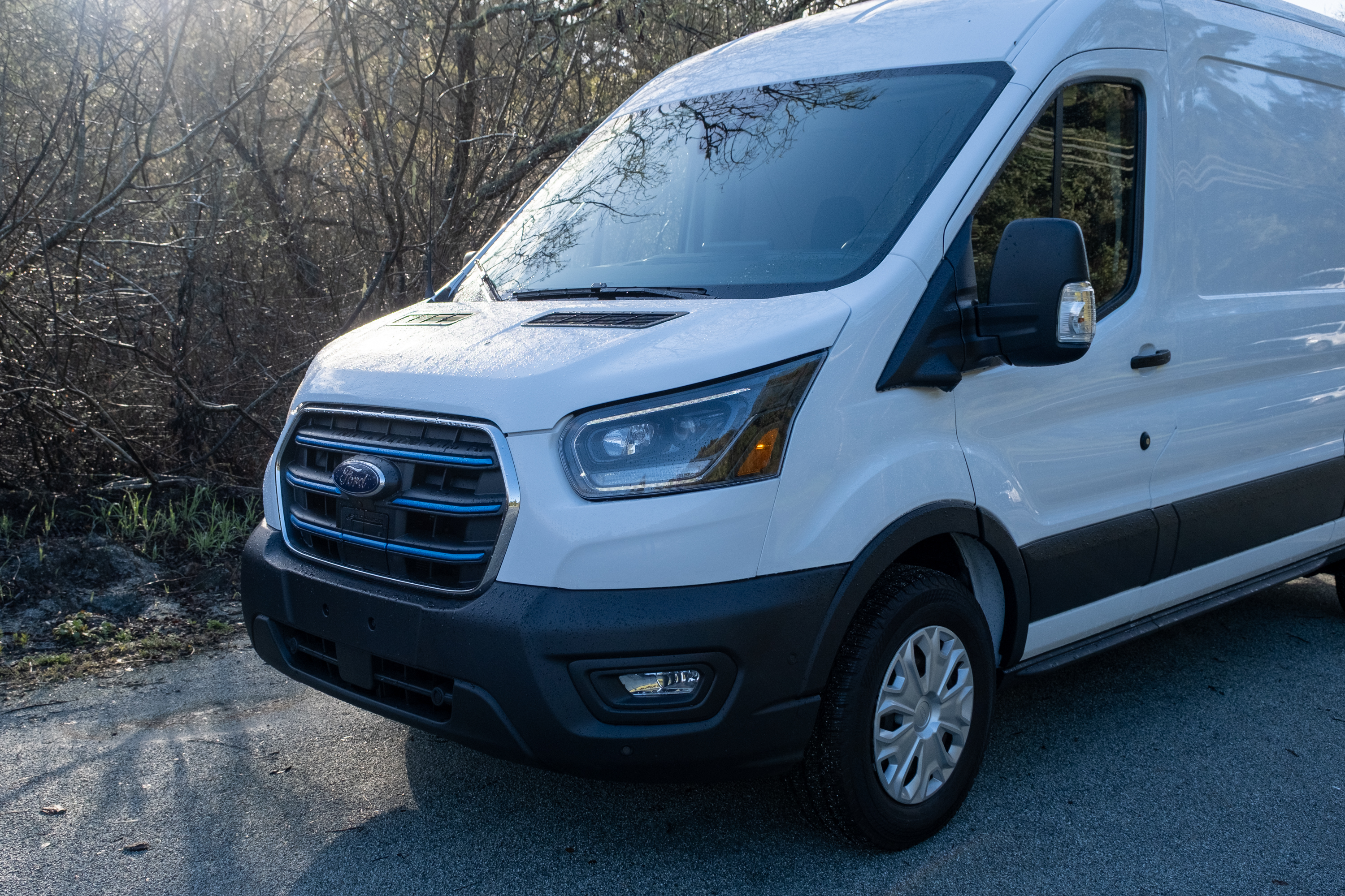 Передняя часть белого Ford E-Transit