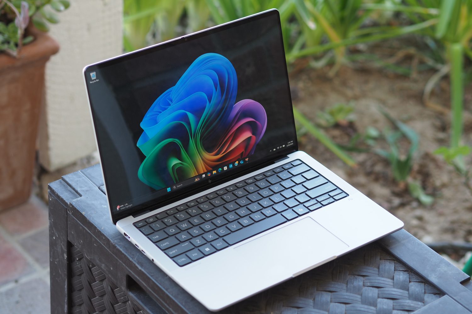 Vue inclinée avant du HP EliteBook X G1a montrant l'écran et le clavier.