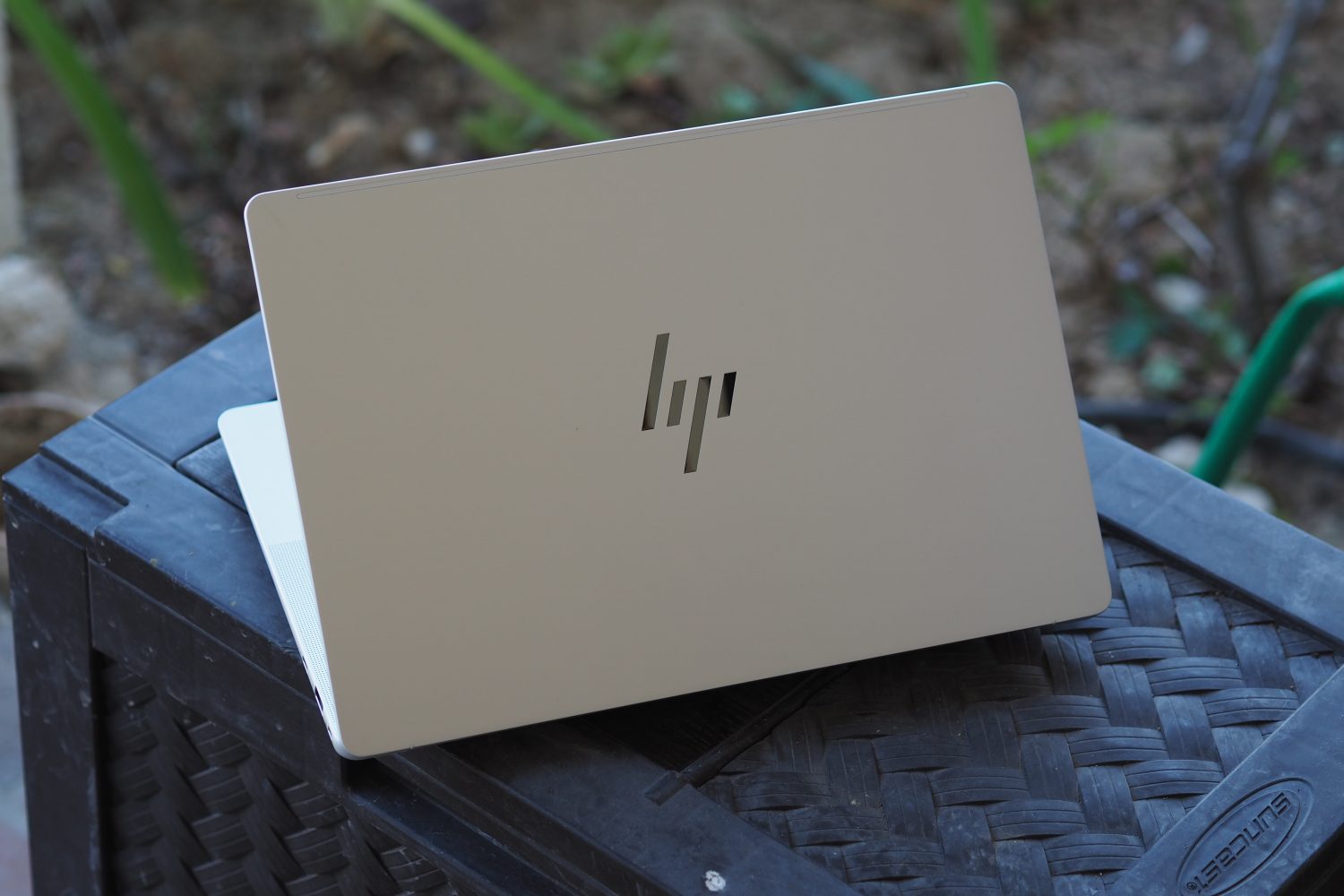 Vue arrière du HP EliteBook X G1a montrant le couvercle et le logo.