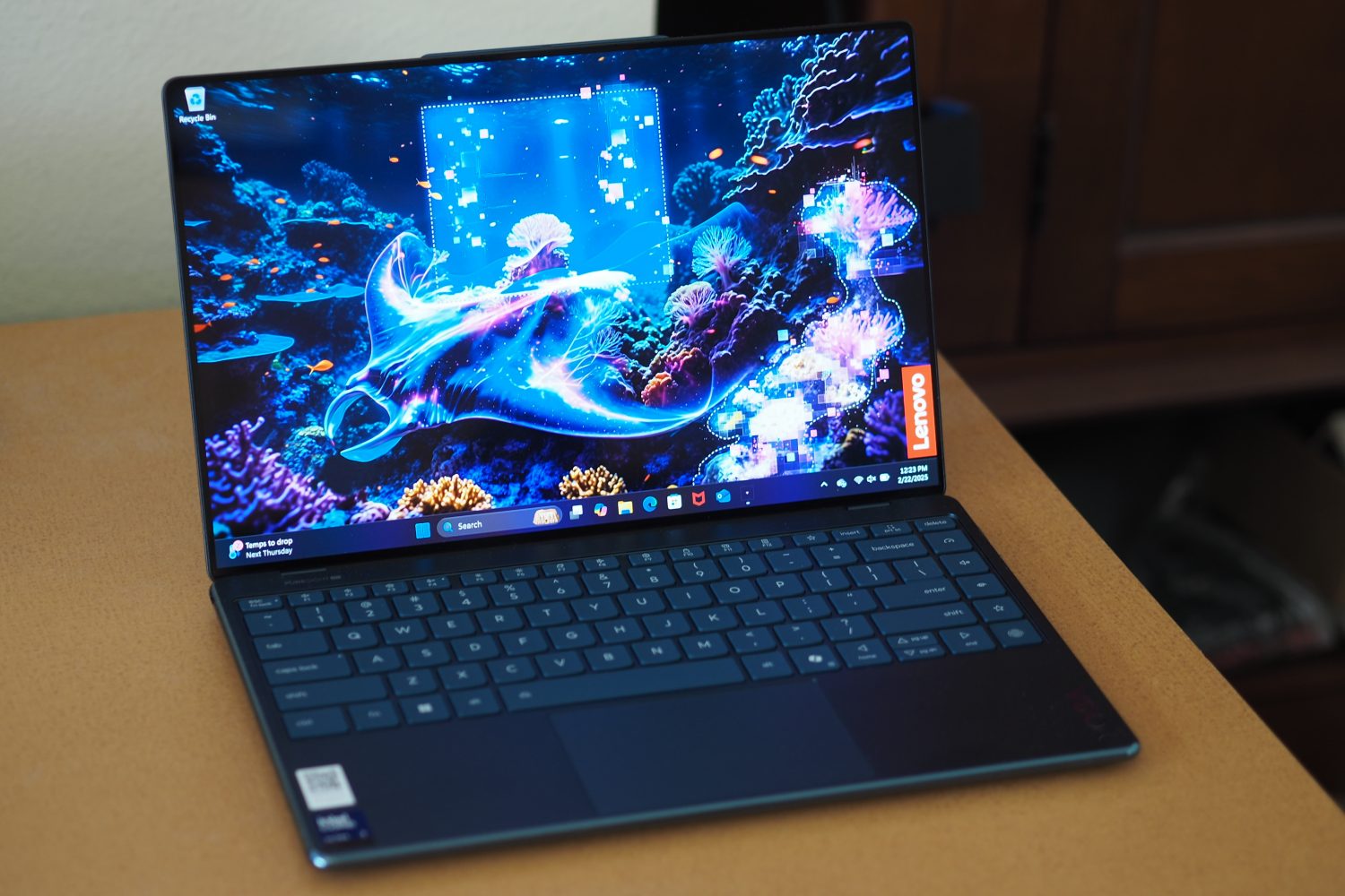 Vue inclinée avant du Lenovo Yoga Slim 9i 14 Gen 10 montrant l'écran et le clavier.