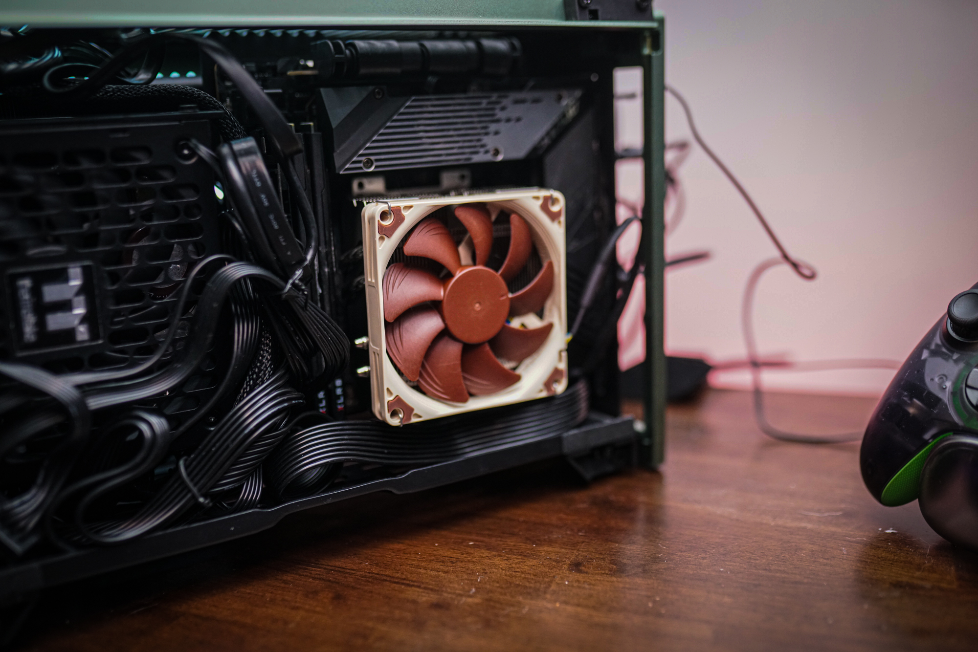 Um cooler Noctua instalado em um PC.