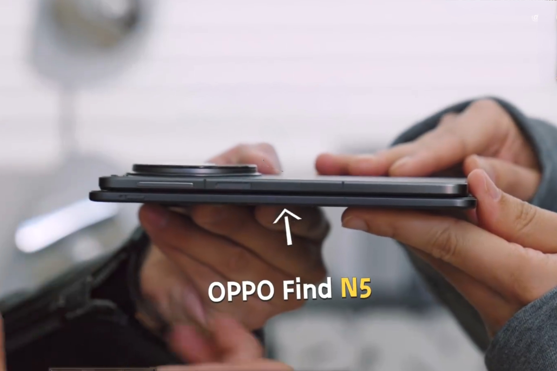 Oppo Find N5 держится под складным телефоном Oppo Find N3.