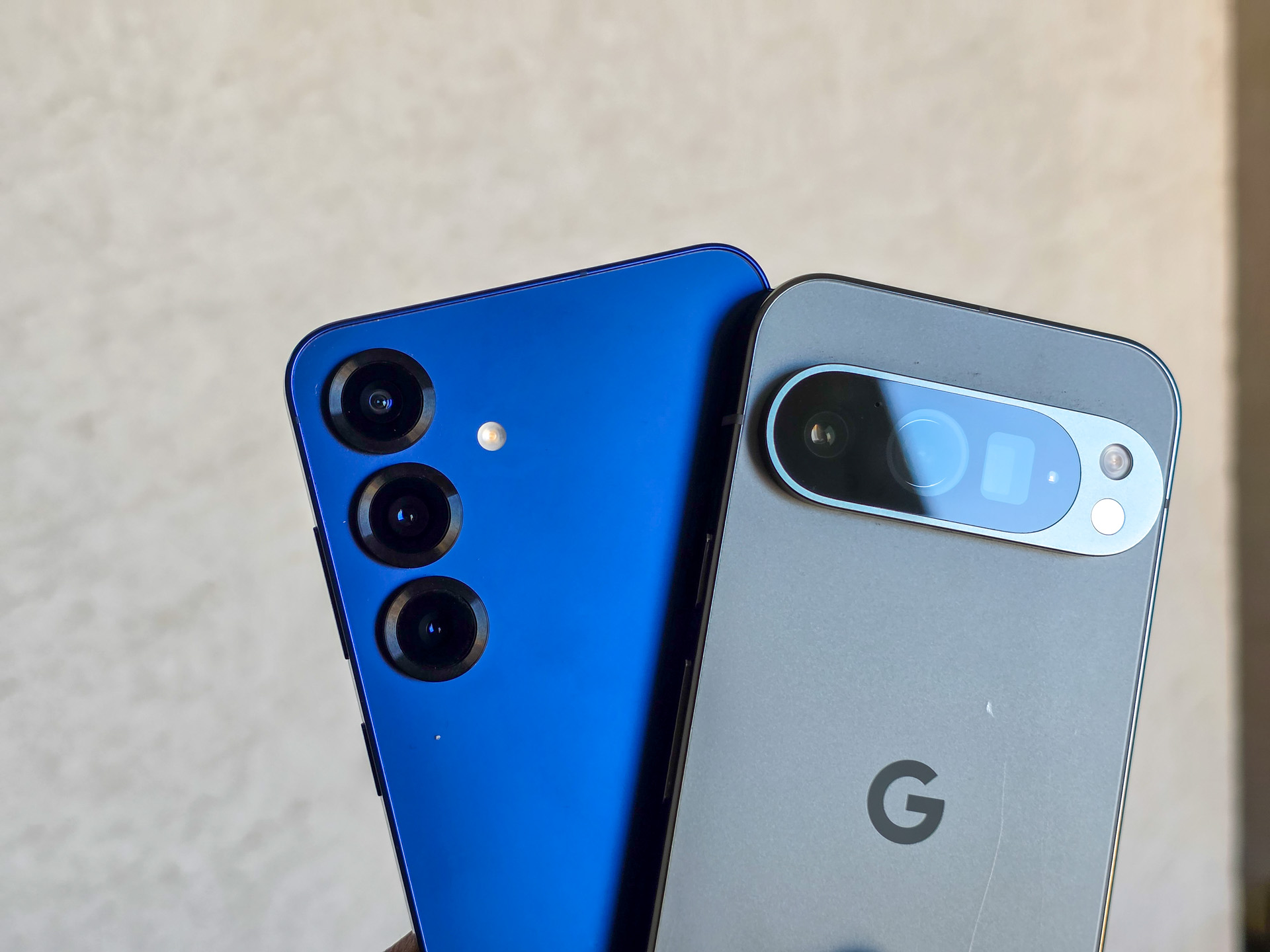 Le Galaxy S25 Plus et le Pixel 9 Pro côte à côte