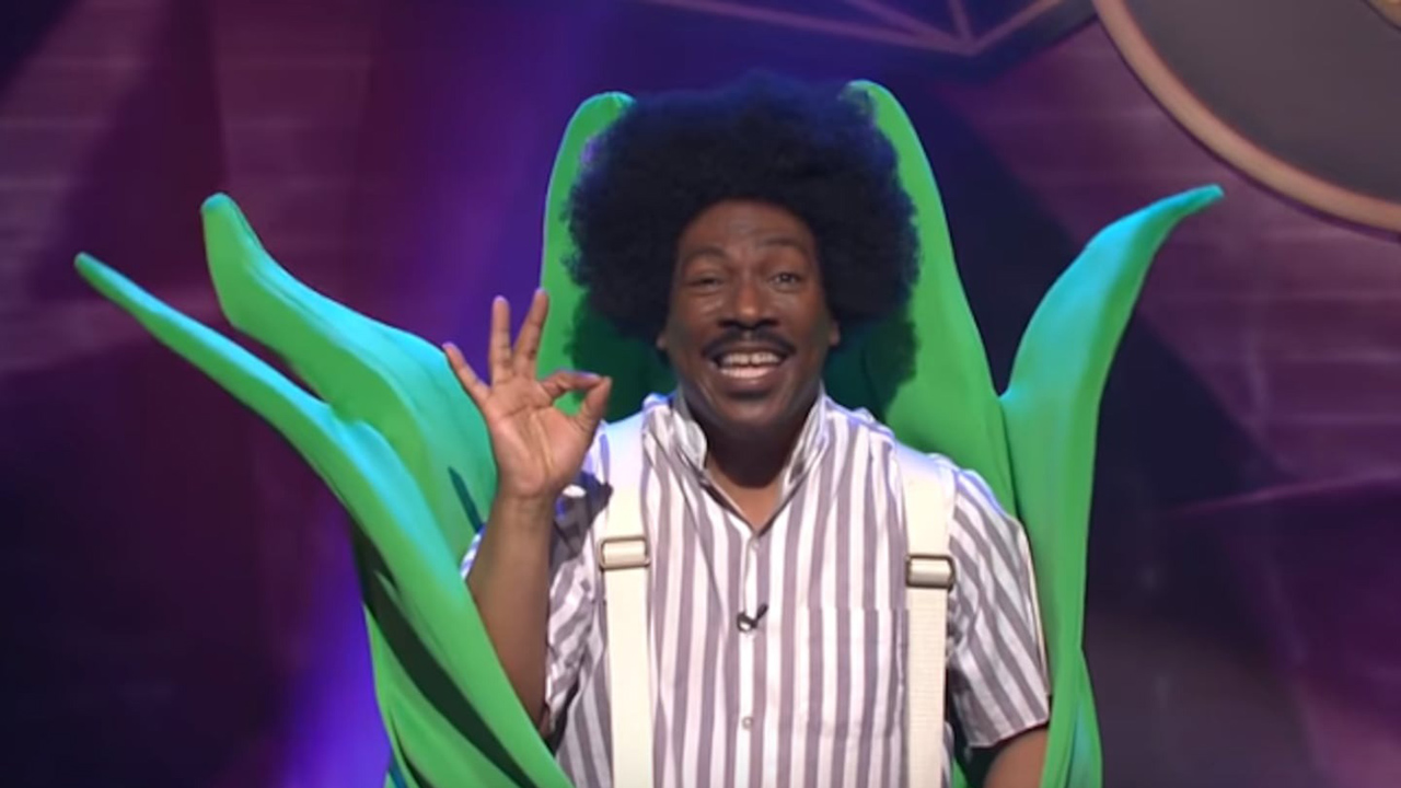 Eddie Murphy verkleidete sich als Kaugummi, gab mit den Fingern ein „OK“-Zeichen und lächelte, als er die Rolle 2019 in „Saturday Night Live“ wiederholte.