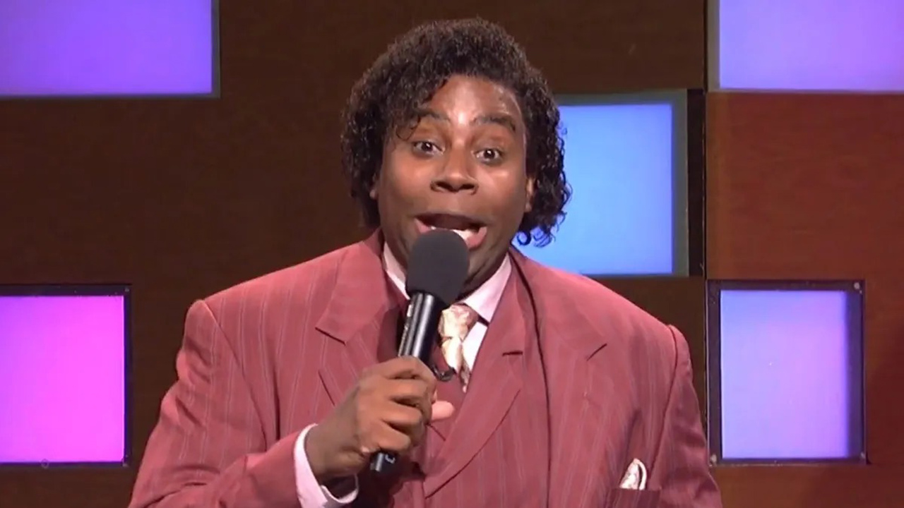 Kenan Thompson mit Jerry-Curl-Perücke und Mikrofon in SNL.