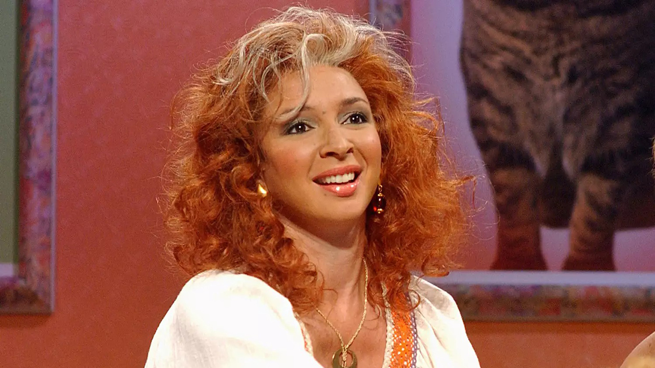 Maya Rudolph mit einer orange-blonden Perücke lächelt auf SNL.