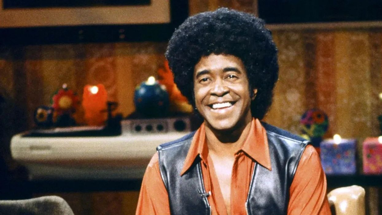 Tim Meadows lächelt in einer SNL-Skizze als „Ladies Man“ verkleidet.