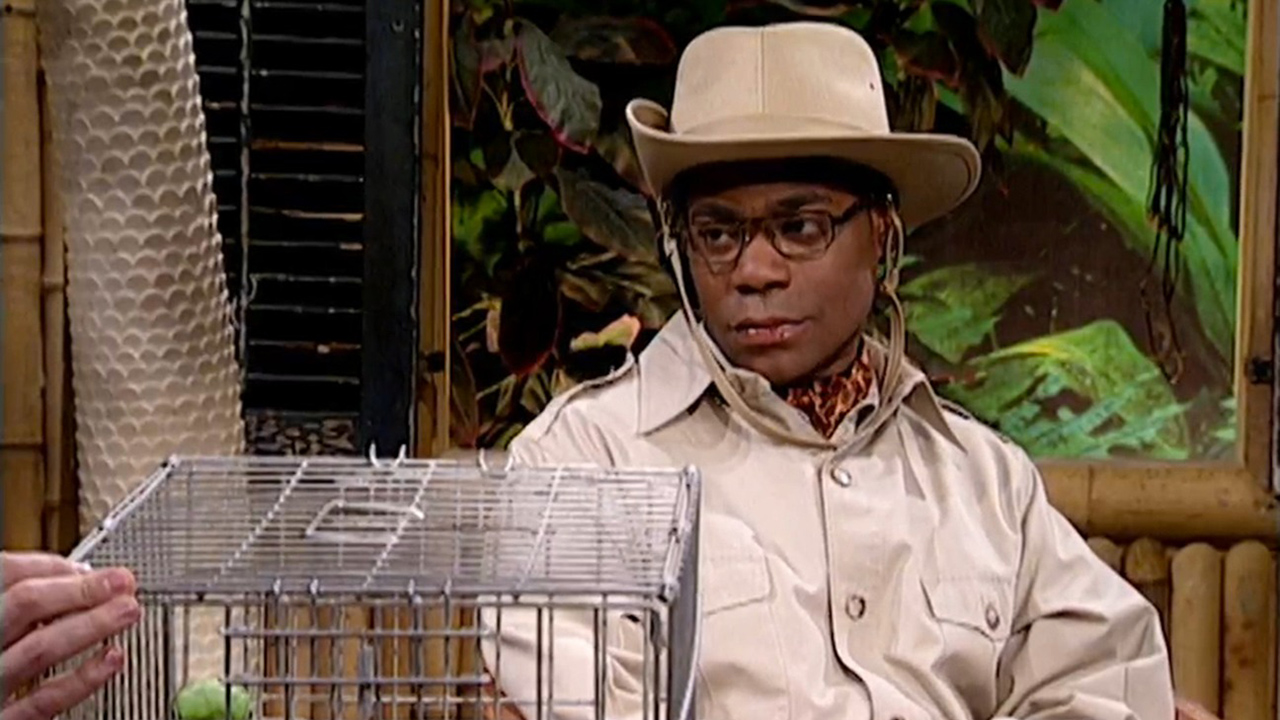 Tracy Morgan als Brian Fellow auf SNL mit Safarihut und unbeeindrucktem Blick.