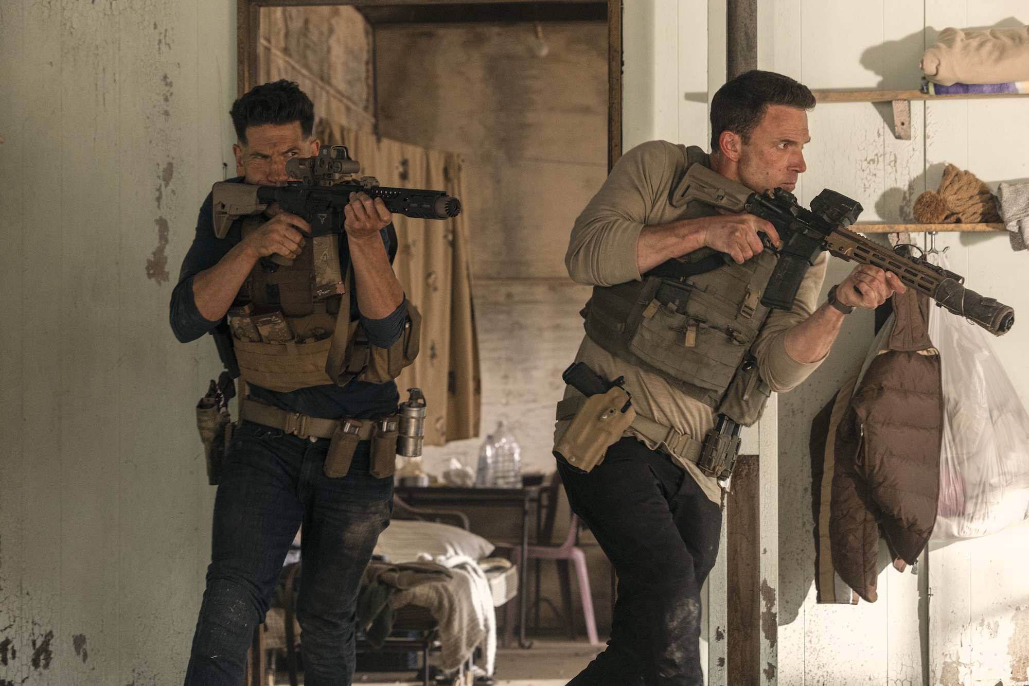 Ben Affleck e Jon Bernthal apontam armas em O Contador 2.