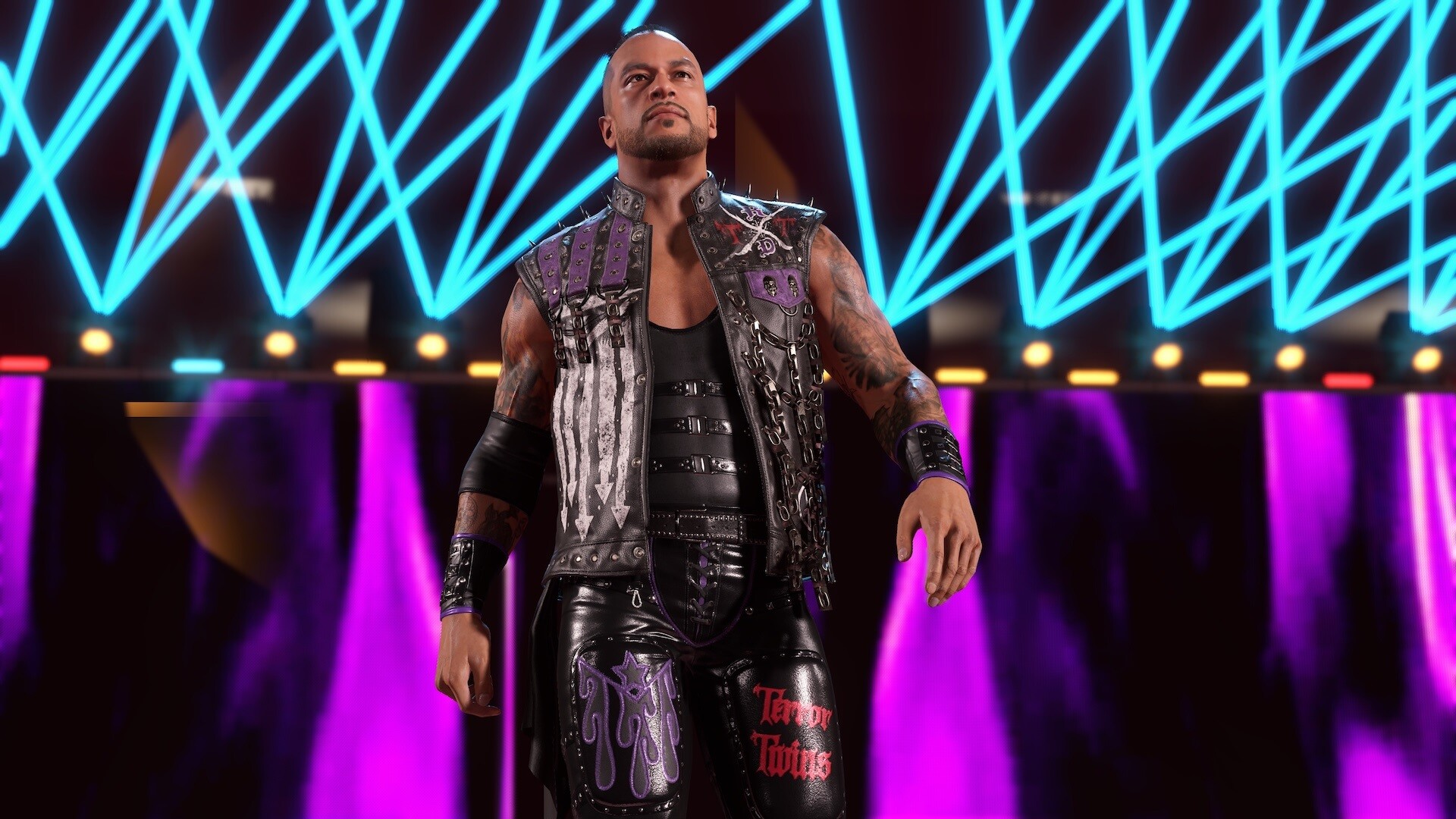 Damian Priest baja por una rampa de entrada en WWE 2K25.