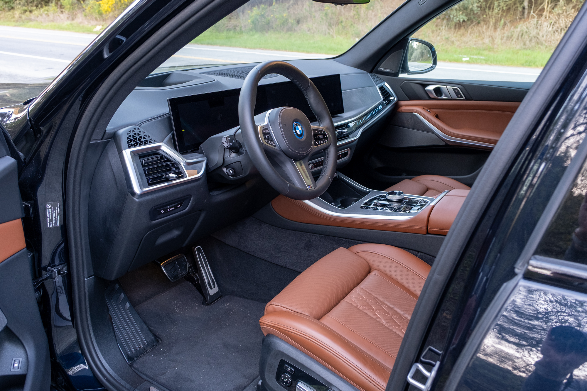 Front seats of the 2025 BMW X5 xDrive50e