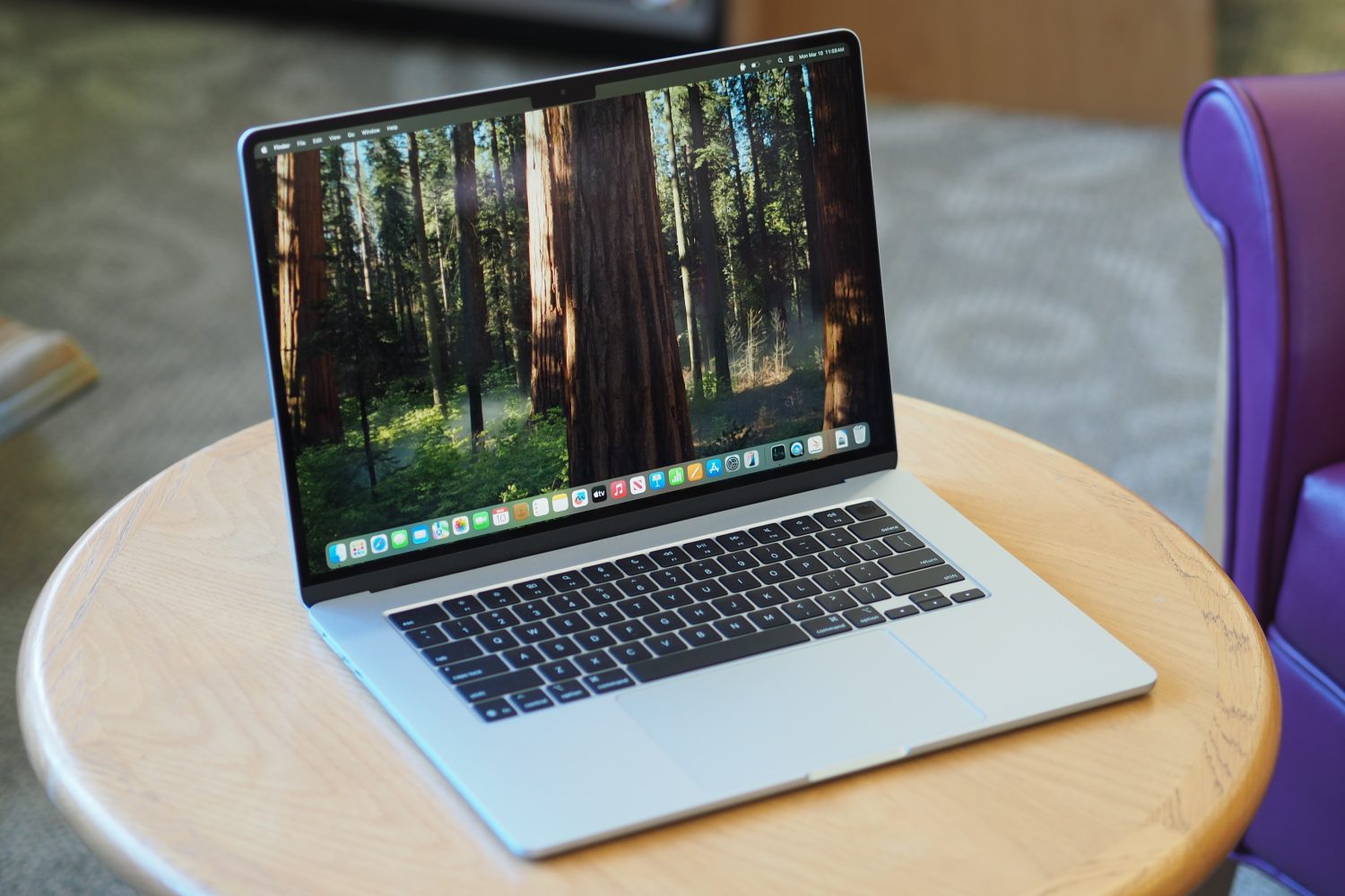 Vista frontal en ángulo del Apple MacBook Air 15 M4 que muestra la pantalla y el teclado.