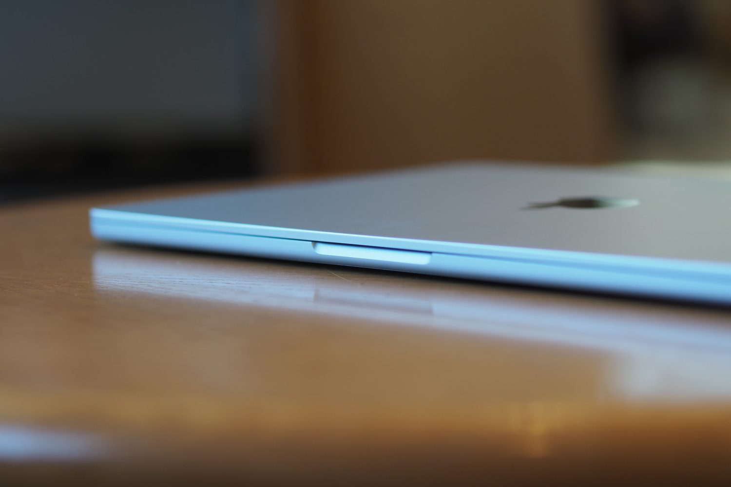 Apple MacBook Air 15 M4, вид спереди: края и выемка.