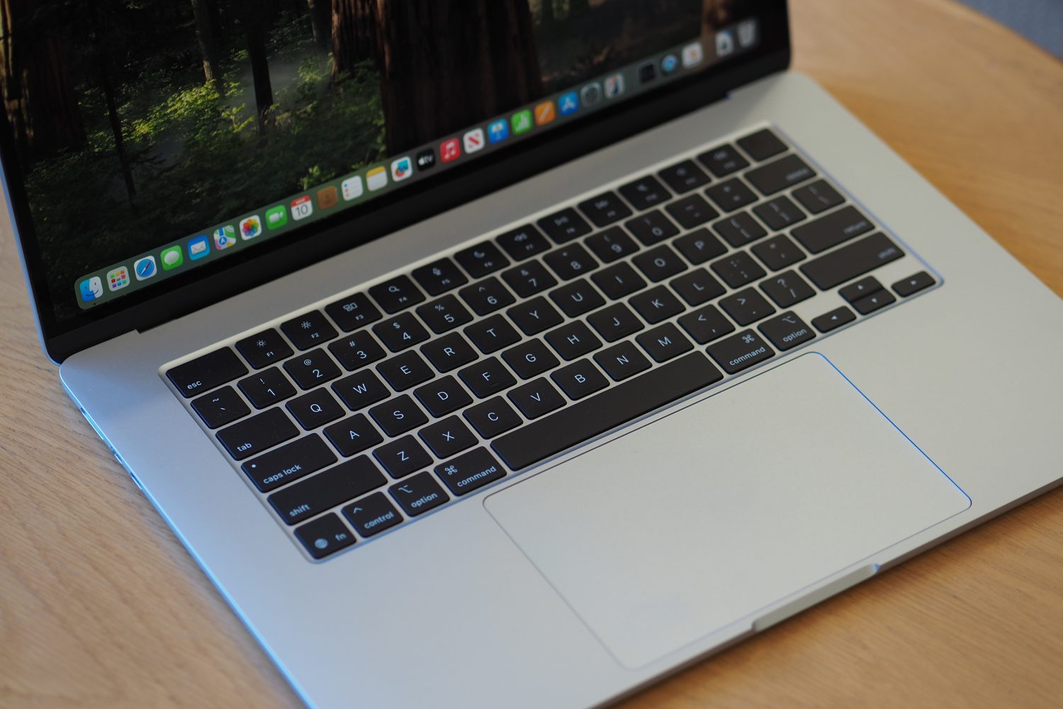 Vista de cima para baixo do Apple MacBook Air 15 M4 mostrando teclado e touchpad.