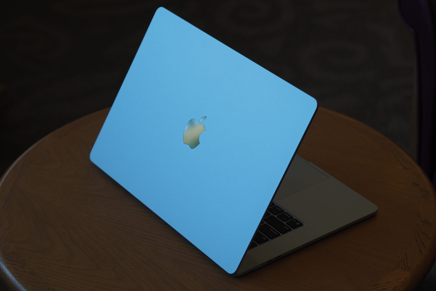 Vue arrière de l'Apple MacBook Air 15 M4 montrant le couvercle et le logo.