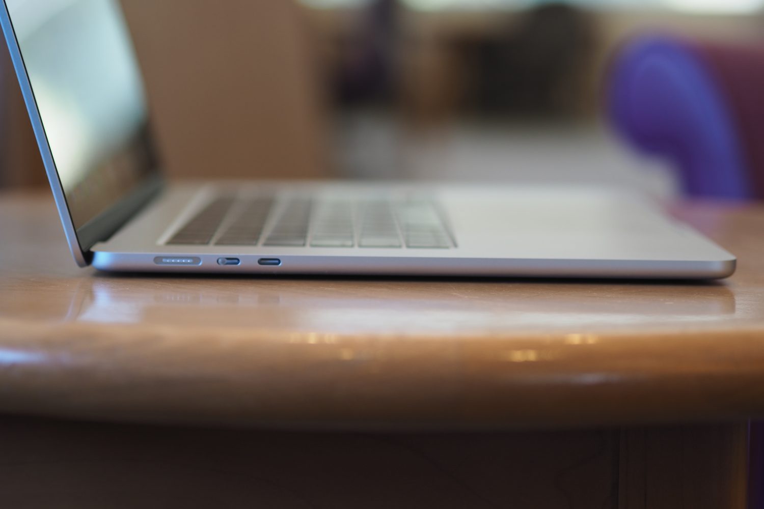 Apple MacBook Air 15 M4 side view showing ports and lid.