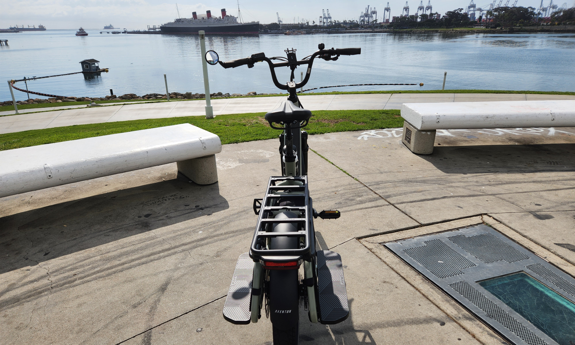 Vista trasera de Aventon Abound LR en el puerto de Long Beach que muestra el portaequipajes trasero y los estribos.