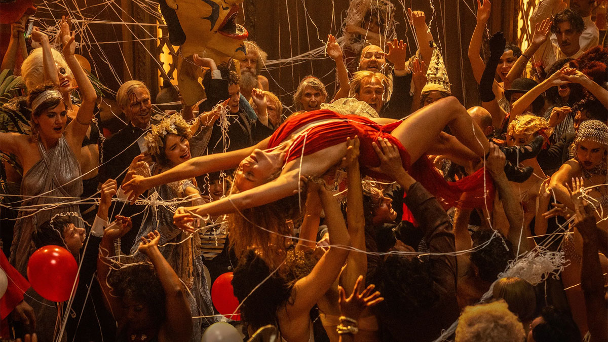 Margot Robbie geht in Babylon zum Crowdsurfen.