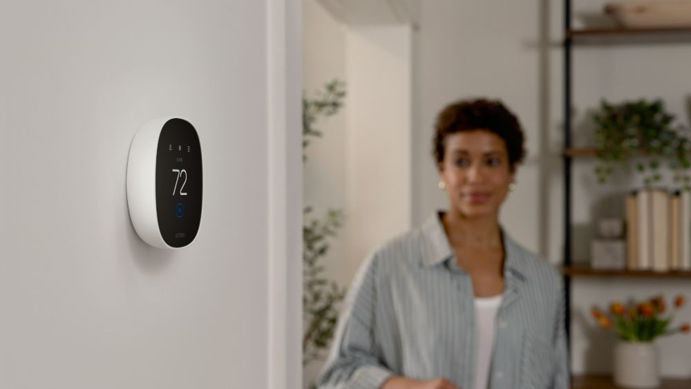 Une personne marchant vers l'Ecobee Essential