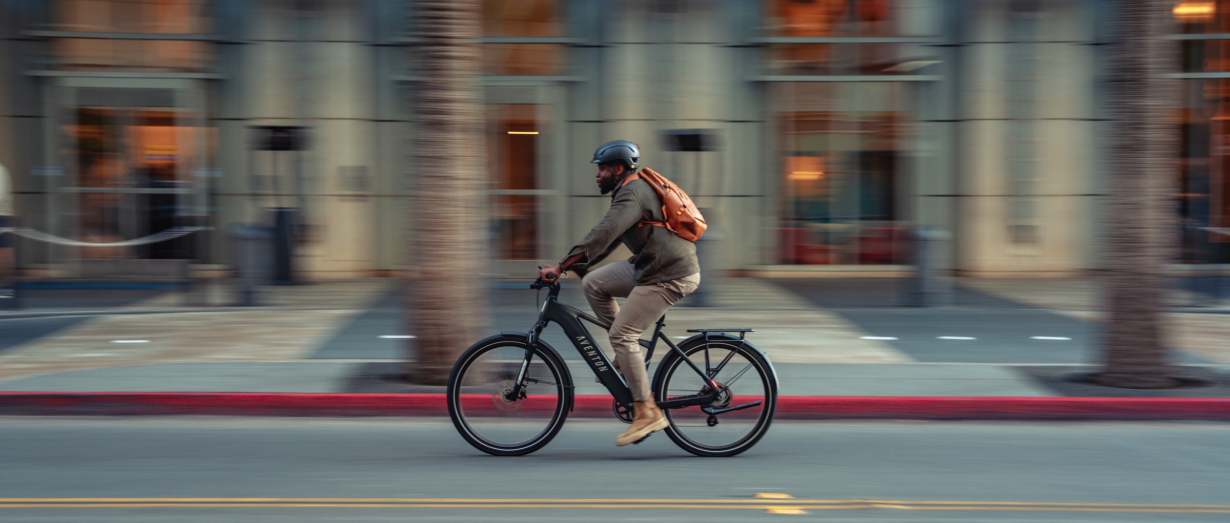 Homem andando de bicicleta na cidade