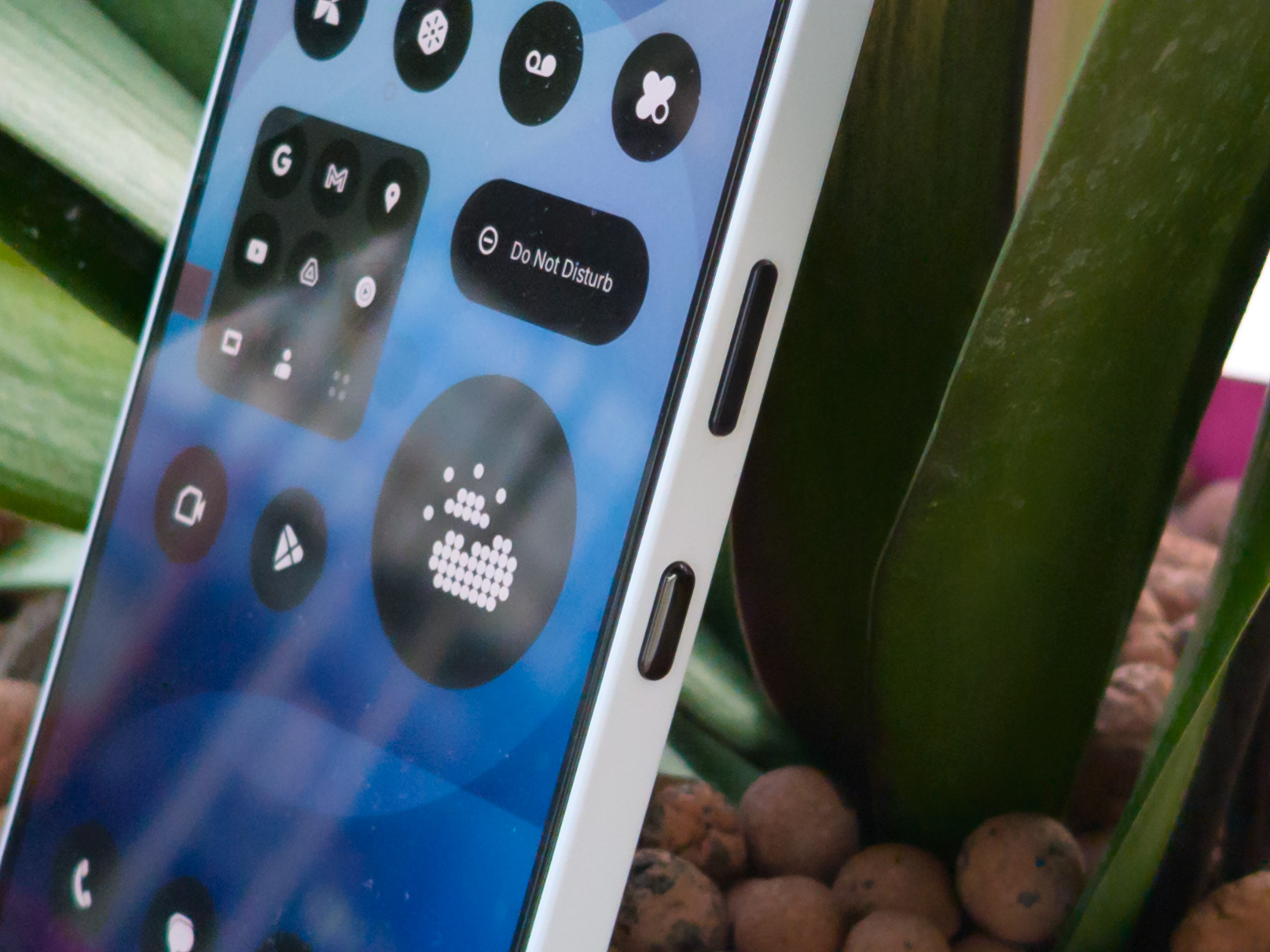 Boutons d'alimentation et d'IA essentiels sur le Nothing Phone 3a en blanc